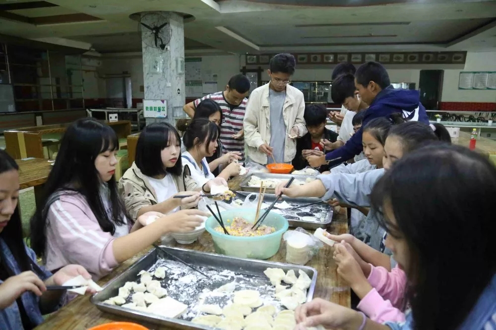情暖中秋，我们在技师包饺子！