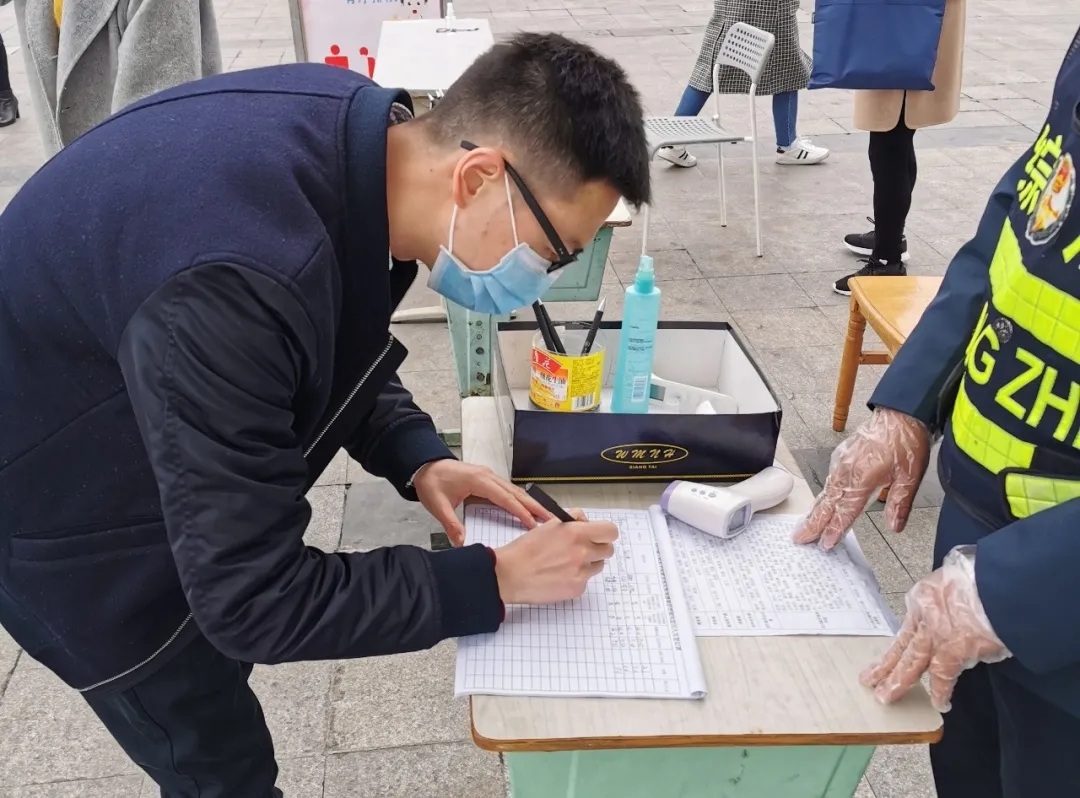 成都市人社局领导到我校检查督导疫情防控和开学准备工作