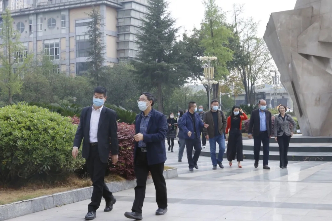 成都市人社局、龙泉驿区人社局领导来我校检查返校复学准备工作