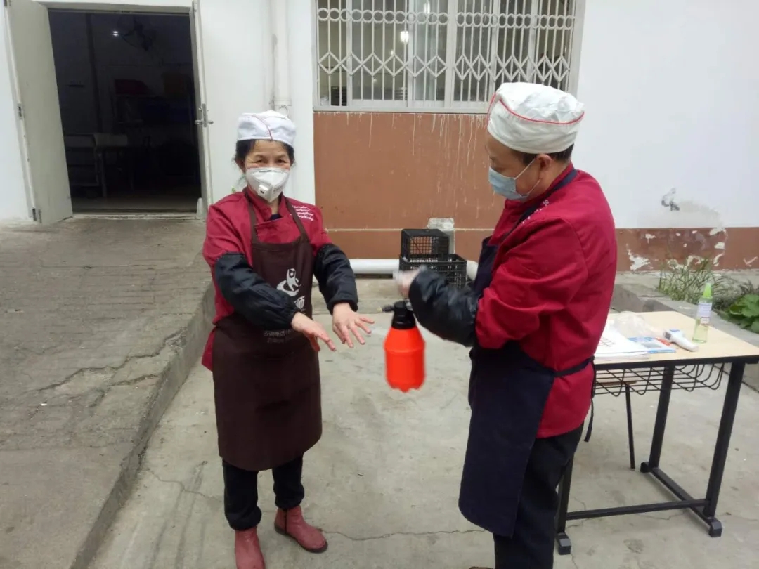 抗击疫情，学校食堂就是这么靠谱！