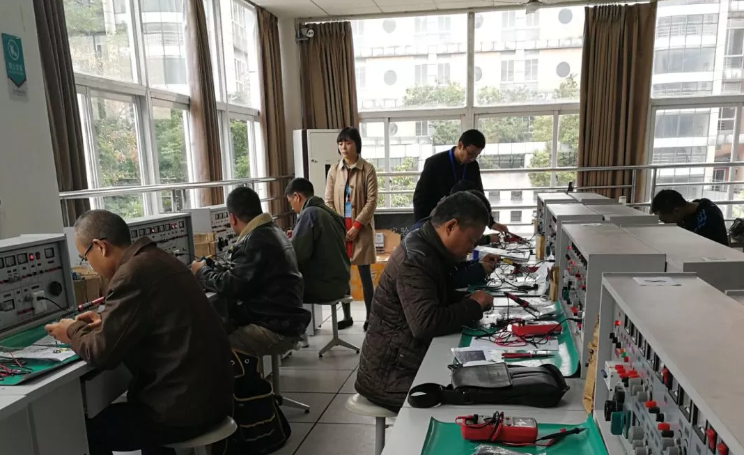 四川省电工、汽车维修工职业技能鉴定考试在我院举行