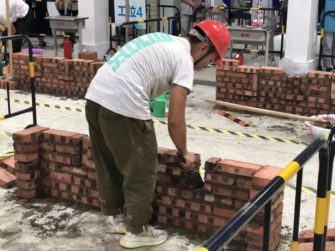我院学子在第46届世界技能大赛成都市砌筑项目选拔赛中斩获佳绩！