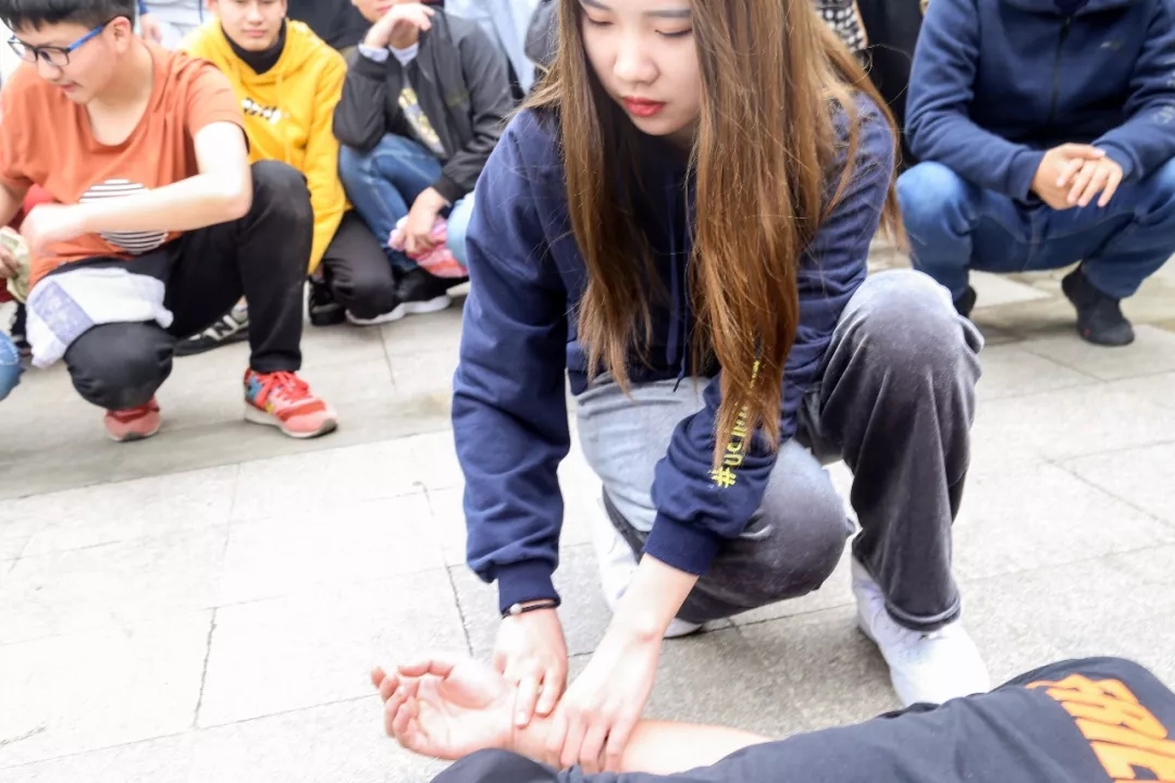 四川城市技师学院消防演练